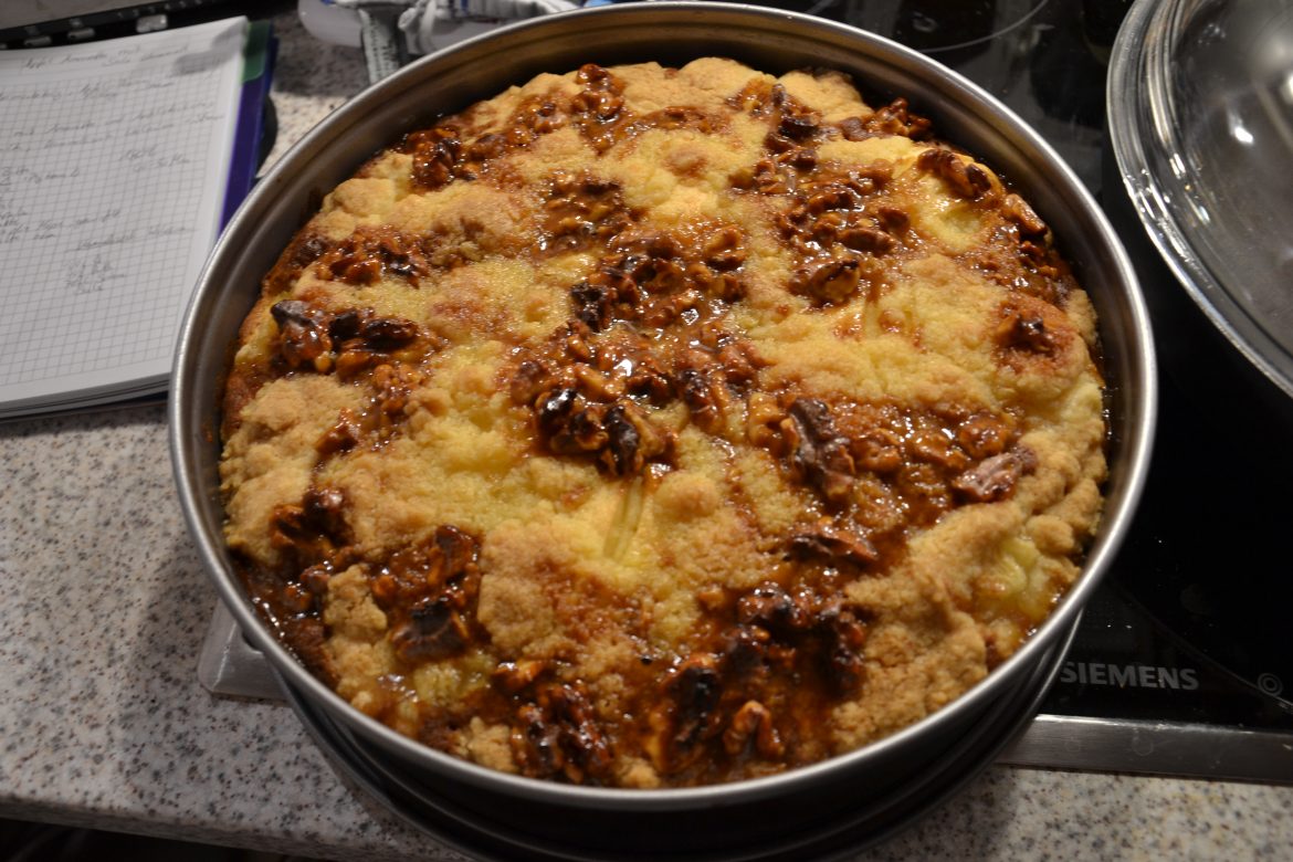 Apfelkuchen mit Streusel und karamellisierten Walnüssen ...